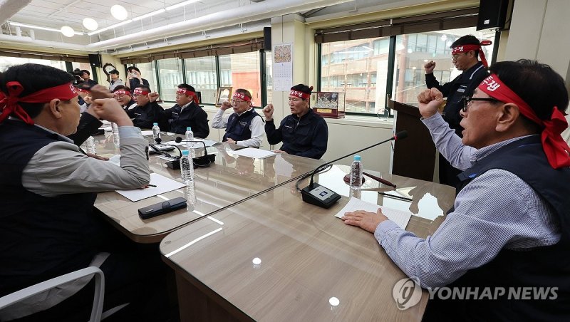 구호 외치는 대표자회의 참석자들 (출처=연합뉴스)