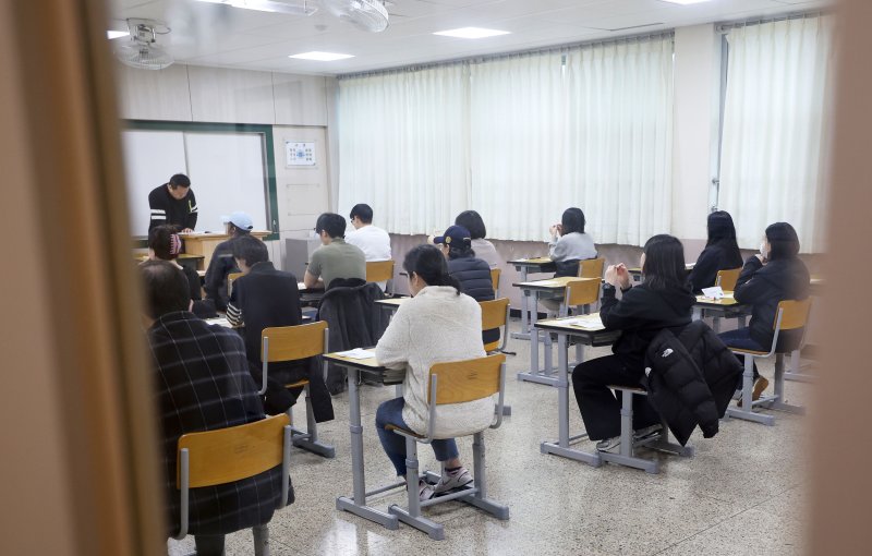 국가공무원 9급 공개경쟁채용 필기시험이 치러진 5일 서울 강남구의 한 시험장에서 수험생들이 시험 시작을 기다리고 있다. (인사혁신처 제공. 재판매 및 DB 금지) 2025.4.5/뉴스1