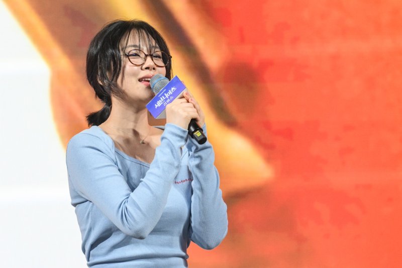 [서울=뉴시스]오동현 기자 = 넷마블이 24일 서울 구로구 지타워 사옥에서 개최한 '세븐나이츠 리버스' 이용자 초청 프리뷰 데이에 게임 공식 모델인 가수 '비비'가 참석해 특별 공연을 선보였다. odong85@newsis.com *재판매 및 DB 금지