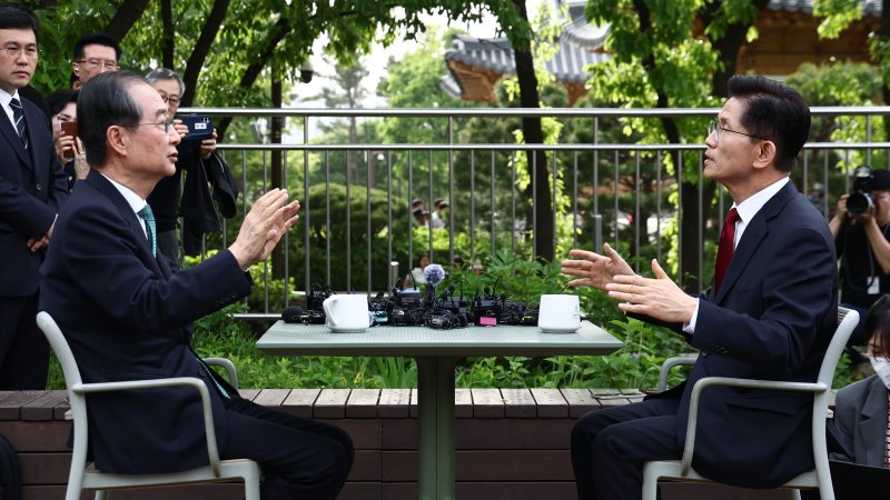 [서울=뉴시스] 조성우 기자 = 김문수 국민의힘 대선 후보와 한덕수 무소속 대선 후보가 8일 서울 여의도 국회 강변서재 야외에서 단일화 관련 회동을 하고 있다.(공동취재) 2025.05.08. photo@newsis.com