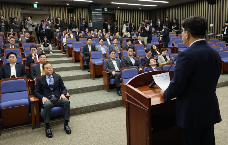 [서울=뉴시스] 권창회 기자 = 권성동 국민의힘 원내대표가 8일 서울 여의도 국회에서 열린 의원총회에서 발언하고 있다. 2025.05.08. kch0523@newsis.com