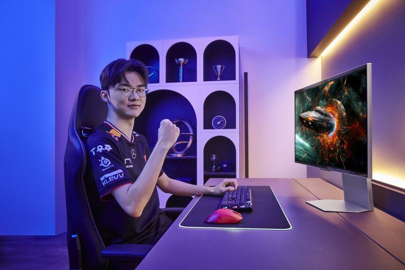 삼성전자가 글로벌 게이밍 모니터 시장에서 2019년 첫 글로벌 1위 달성 이후 6년 연속 1위를 기록했다고 17일 밝혔다. T1 페이커 선수가 '오디세이OLED G8'을 체험하고 있다. (삼성전자 제공. 재판매 및 DB 금지) 2025.4.17/뉴스1