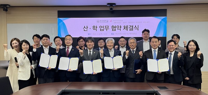 [창원=뉴시스]8일 마산대학교 국제회의실에서 이학진(앞줄 오른쪽서 다섯 번째) 총장이 한국외식업중앙회 창원특례시 의창구·성산구·마산합포구·마산회원구·진해구 5개 지부장과 외국인 유학생 취·창업 등 지원을 위한 업무협약을 체결한 후 기념촬영하고 있다.(사진=마산대 제공)2025.05.08. photo@newsis.com