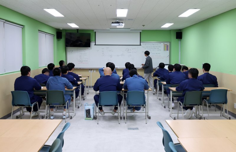 [서울=뉴시스] 이영환 기자 = 법무부는 지난 4월 교정기관에서 치러진 초·중·고졸 검정고시에서 261명의 수형자가 최종 합격했다고 8일 밝혔다. 사진은 서울 구로구 서울남부교도소 내 만델라 소년학교에서 소년수들이 검정고시 수업을 듣는 모습. 2024.10.13. 20hwan@newsis.com