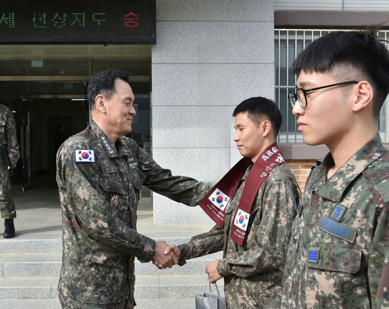 김명수 합참의장, 제20전투비행단서 “영공 수호, 압도적 즉응태세 강조”