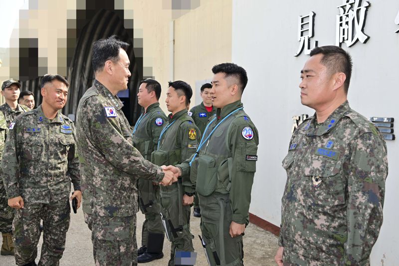 김명수 합참의장, 제20전투비행단서 “영공 수호, 압도적 즉응태세 강조”