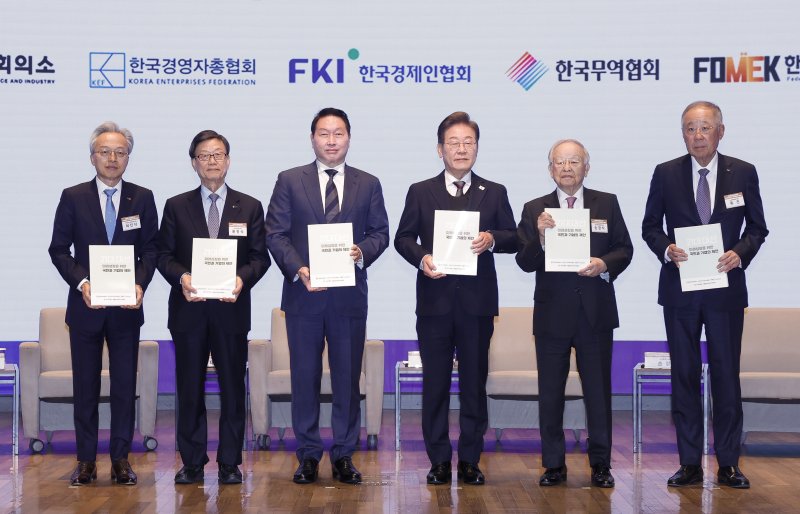 경제5단체장 만난 李 이재명 더불어민주당 대선후보가 본격적인 경제 행보에 시동을 걸었다. 이 후보가 8일 서울 중구 대한상공회의소에서 열린 경제5단체 초청간담회에서 정책제언집을 전달받은 후 기념촬영을 하고 있다. 왼쪽부터 최진식 한국중견기업연합회장, 윤진식 한국무역협회장, 최태원 대한상공회의소 회장, 이 후보, 손경식 한국경영자총협회장, 류진 한국경제인협회장. 뉴스1