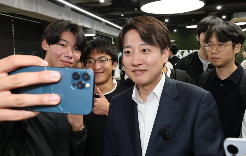 이준석 개혁신당 대선 후보가 7일 대전 유성구 한국과학기술원(KAIST)에서 학생들과 '2030 현장 청취' 간담회를 마치고 셀피 촬영을 하고 있다. 2025.5.7/뉴스1 ⓒ News1 김기태 기자