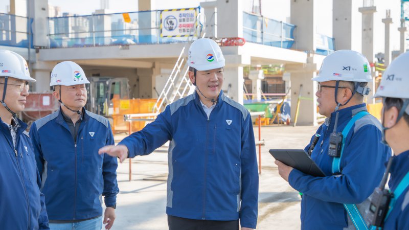 허윤홍 GS건설 대표(가운데)가 지난 7일 인천 송도 아파트 현장을 둘러보며 직원들에게 안전을 당부하고 있다. GS건설 제공