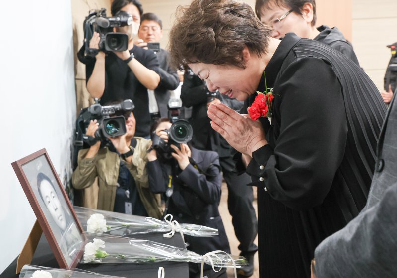 8일 서울 동작구 국방부유해발굴감식단에서 열린 6·25전사자 유해 얼굴복원 유가족 초청행사에서 故 송영환 일병의 딸인 송재숙 씨가 영정에 카네이션을 놓고 있다. 국방부 유해발굴감식단은 어버이날을 맞아 고인의 딸인 송재숙 씨를 국유단으로 초청, 유해를 바탕으로 완성한 2D 표준 영정과 감사패를 전달했다. 송 씨는 본인이 3살 때 세상을 떠난 아버지를 찾기 위해 2020년 직접 국유단을 방문, 유전자 시료를 제공했다. 2025.5.8/뉴스1 ⓒ News1 허경 기자