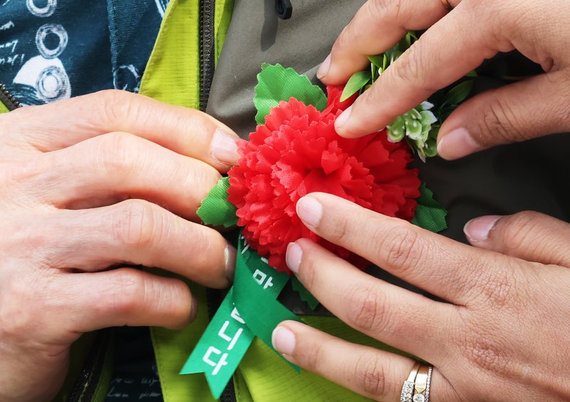 8일 오전 서울 동대문구 다일공동체 밥퍼나눔운동본부에서 열린 어버이날 행사를 찾은 어르신들이 봉사자들로부터 카네이션을 받고 있다. 2025.5.8/뉴스1 ⓒ News1 장수영 기자