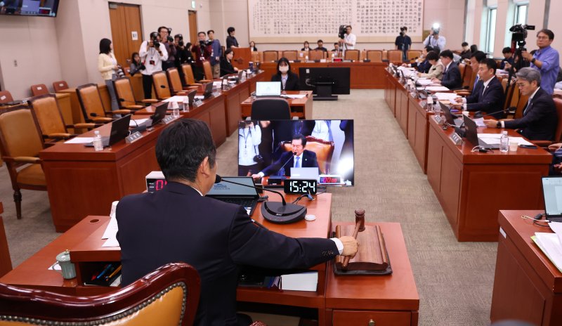 [서울=뉴시스] 권창회 기자 =7일 서울 여의도 국회에서 열린 법제사법위원회 전체회의에서 국민의힘 의원들이 퇴장한 가운데 정청래 법사위원장이 의사봉을 두드리고 있다. 2025.05.07. kch0523@newsis.com