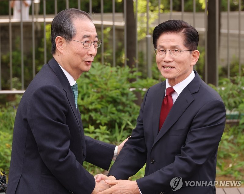 악수하는 김문수-한덕수 (출처=연합뉴스)