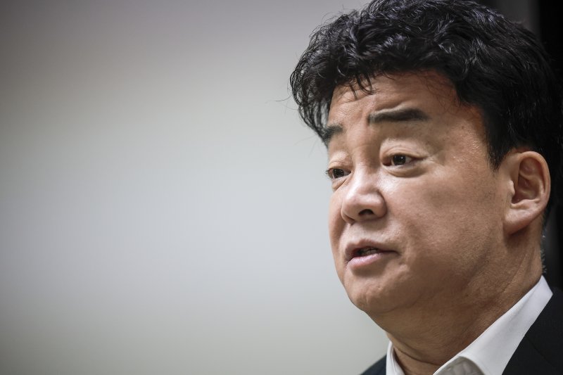 [서울=뉴시스] 정병혁 기자 = 백종원 더본코리아 대표가 28일 서울 서초구의 한 회의공간에서 열린 더본코리아 주주총회에서 취재진의 질문에 답하고 있다. 2025.03.28. jhope@newsis.com
