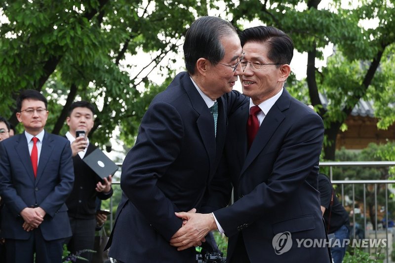 포옹하는 김문수-한덕수 (출처=연합뉴스)