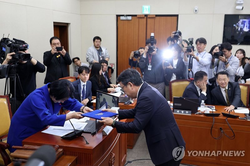 선서문 제출하는 유영상 SK텔레콤 대표이사 (출처=연합뉴스)