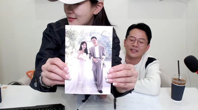 김준호♥김지민, 청첩장 깜짝 공개…"롱다리로 나와" 만족