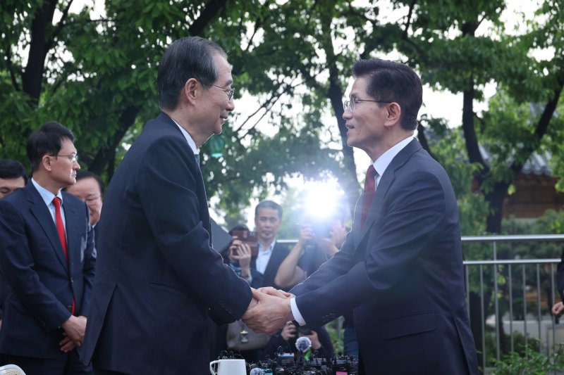 김문수 국민의힘 대통령 후보와 한덕수 무소속 대선 예비후보가 8일 오후 서울 여의도 국회 강변서재에서 후보 단일화 관련 공개 회동을 마친 후 인사하고 있다. 2025.5.8/뉴스1 ⓒ News1 안은나 기자