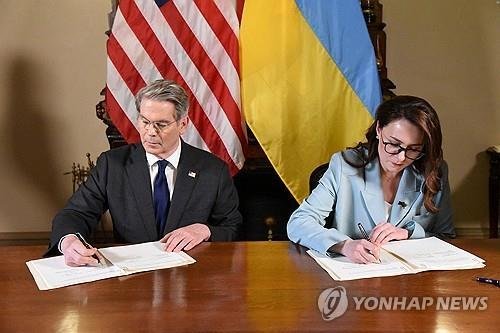 광물 협정 서명하는 미-우크라 재무 장관들 (출처=연합뉴스)