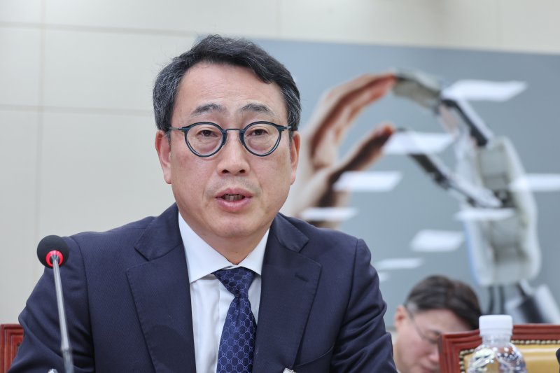 유영상 SK텔레콤 대표이사가 8일 오후 서울 여의도 국회 과학기술정보방송통신위원회에서 열린 SK텔레콤 해킹 관련 청문회에 출석해 의원 질의에 답하고 있다. 2025.5.8/뉴스1 ⓒ News1 안은나 기자
