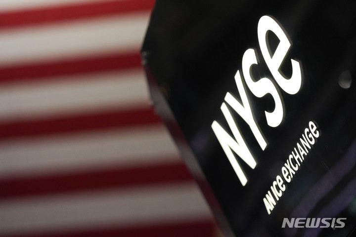 [뉴욕=AP/뉴시스] 사진은 지난 2월 22일 미국 뉴욕에 있는 뉴욕증권거래소(NYSE)에 NYSE 표지판의 모습. 2023.11.01. *재판매 및 DB 금지