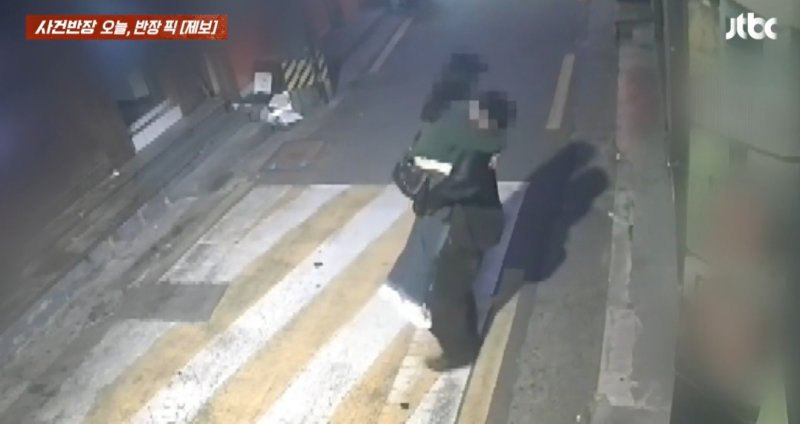 [서울=뉴시스] 서울 중랑구에서 여성을 끌어안다가 넘어져 유리가 깨지는 사건이 발생했다. (사진=JTBC 사건반장 갈무리) 2025.05.08 *재판매 및 DB 금지