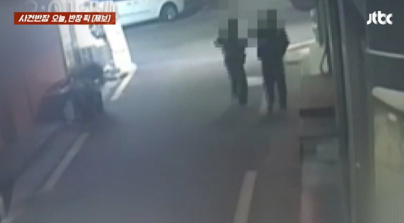 [서울=뉴시스] 서울 중랑구에서 여성을 끌어안다가 넘어져 유리를 부순 후 도주하고 있다. (사진=JTBC 사건반장 갈무리) 2025.05.08 *재판매 및 DB 금지