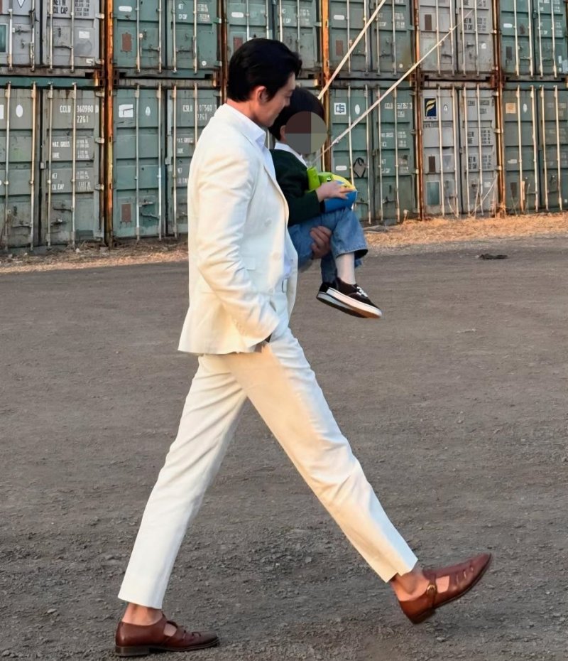 '신민아♥' 김우빈, 아들 낳으면 이런 모습? 한손으로 아이 번쩍