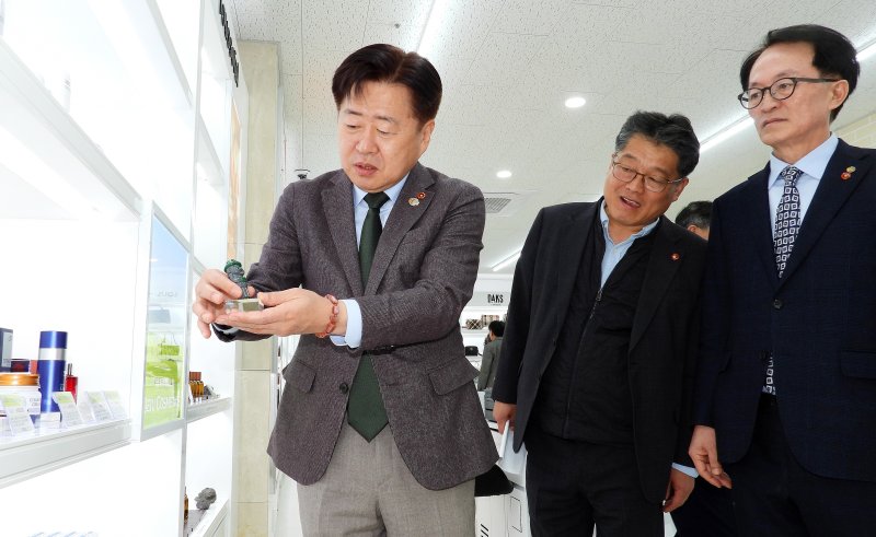 오영훈 제주특별자치도지사가 21일 오후 제주 서귀포시 성산포항 여객터미널에서 열린 '제주관광공사 성산면세점 개점식' 참석 후 성산면세점 내부를 둘러보고 있다. 2025.3.21/뉴스1 ⓒ News1 오미란 기자