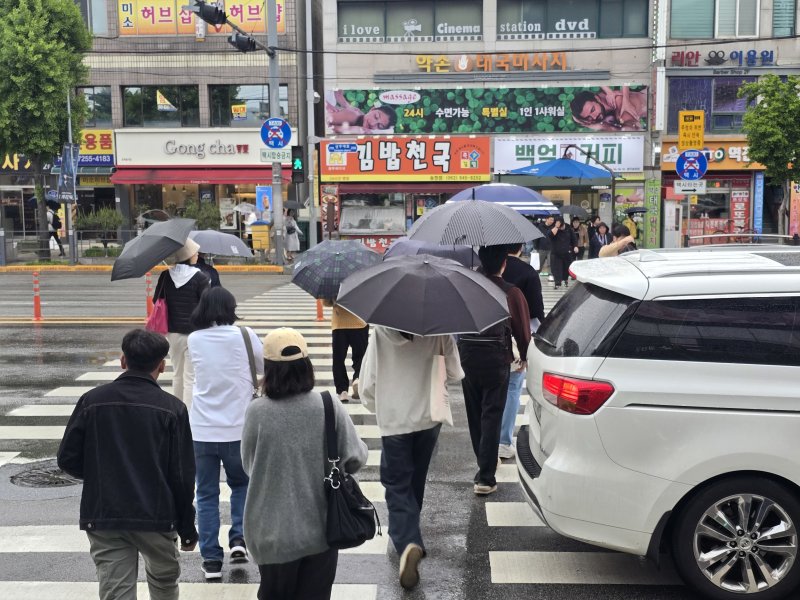 징검다리 연휴로 부처님 오신 날과 어린이날이 겹친 5일, 광주 광산구 광주송정역 인근에 비가 내리자 우산이 없는 시민들이 걸음을 재촉하고 있다. 2025.5.5/뉴스1 ⓒ News1 황덕현 기후환경전문기자
