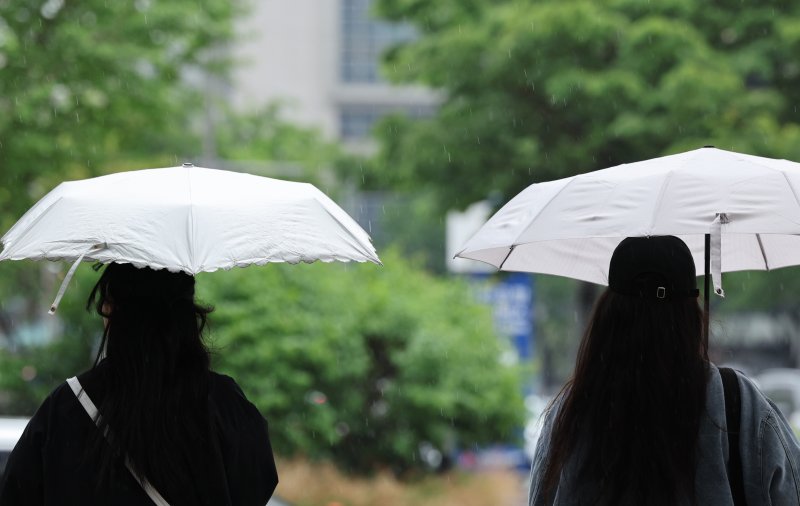 서울을 비롯한 수도권 일대에 비가 내린 1일 서울 강남구 코엑스 일대에서 우산을 쓴 시민들이 걸음을 옮기고 있다. 2025.5.1/뉴스1 ⓒ News1 신웅수 기자