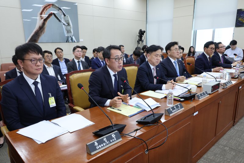 유영상 SK텔레콤 대표이사가 8일 오후 서울 여의도 국회 과학기술정보방송통신위원회에서 열린 SK텔레콤 해킹 관련 청문회에 출석해 의원 질의에 답하고 있다. 2025.5.8/뉴스1 ⓒ News1 안은나 기자