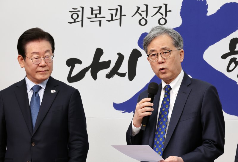 [서울=뉴시스] 조성우 기자 = 김현종(오른쪽) 전 청와대 국가안보실 2차장이 7일 오전 서울 여의도 국회에서 열린 더불어민주당 최고위원회의에 앞서 이재명 대표로부터 외교안보좌관 임명장을 받은 뒤 소감을 말하고 있다. 2025.02.07. xconfind@newsis.com