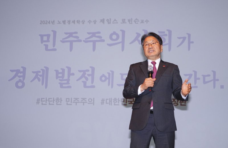강기정 광주시장이 8일 오후 시청 대회의실에서 열린 '5월 정례조회'에 참석해 메시지를 전달하고 있다.(광주시 제공. 재판매 및 DB 금지) 2025.5.8/뉴스1