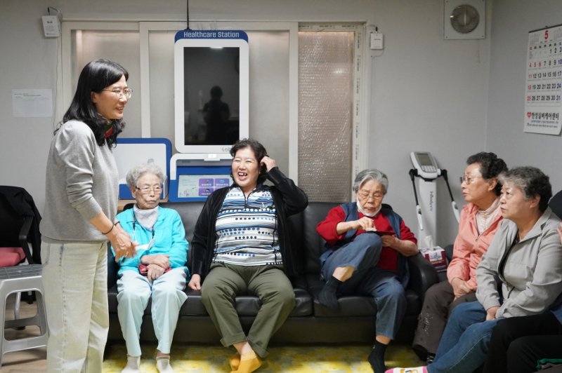 성북구 스마트매니저가 관내 경로당 어르신들에게 해킹 피해를 예방할 수 있는 방법을 안내하고 있다. (9일 성북구 제공)