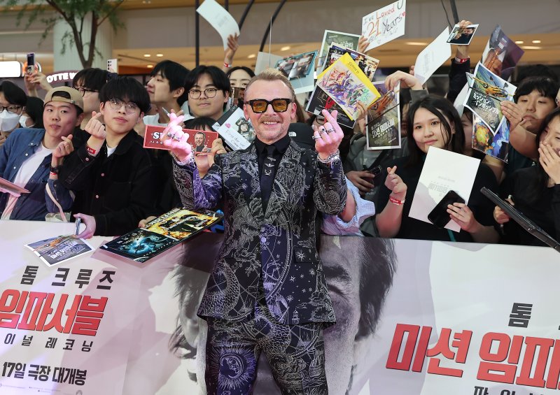 할리우드 배우 사이먼 페그가 8일 오후 서울 송파구 롯데월드 아이스링크에서 열린 영화 '미션 임파서블: 파이널 ‘레코딩 레드카펫 행사에서 팬들과 함께 포즈를 취하고 있다. 2025.5.8/뉴스1 ⓒ News1 김진환 기자