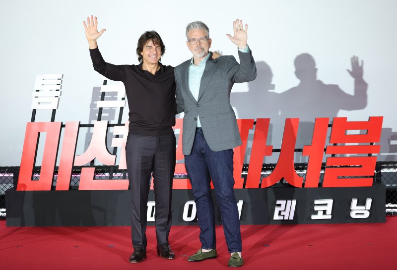 배우 톰 크루즈와 스티브 맥쿼리 감독(오른쪽)이 8일 오후 서울 송파구 올림픽로 롯데시네마 월드타워점에서 열린 영화 '미션 임파서블: 파이널 레코닝' 기자간담회에 참석해 포즈를 취하고 있다. 2025.5.8/뉴스1 ⓒ News1 권현진 기자