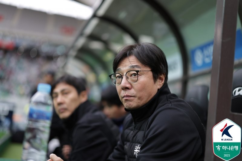 [서울=뉴시스] 프로축구 K리그1 대전하나시티즌의 황선홍. (사진=한국프로축구연맹 제공) *재판매 및 DB 금지