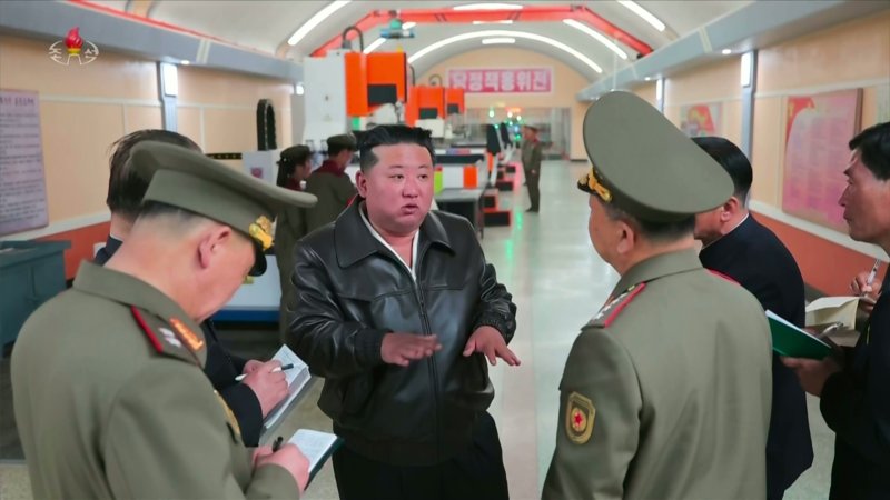 [서울=뉴시스] 김정은 북한 국무위원장이 제2경제위원회 산하 중요 군수기업소들을 현지지도하며 포탄생산 및 기계공업부문 실태를 점검했다고 조선중앙TV가 7일 보도했다. (사진=조선중앙TV 캡처) 2025.05.09. photo@newsis.com *재판매 및 DB 금지