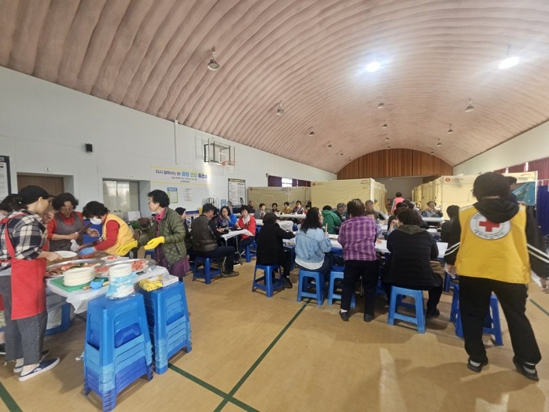 안동 길안중학교 강당에 차려진 이재민 임시거처 (출처=연합뉴스)