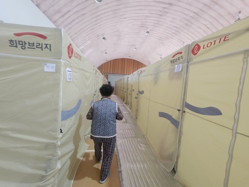 텐트로 이동하는 이재민 (출처=연합뉴스)