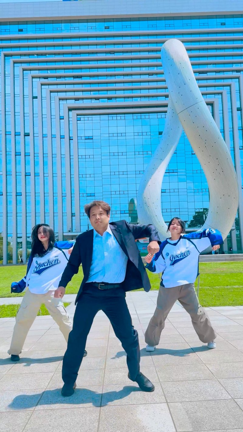 가천대학교가 가천대 인스타그램 공식채널을 통해 릴스로 업로드한 서순민 바이오나노학과 교수와 학생홍보대사들의 댄스영상 캡처본.(동영상 캡쳐본)