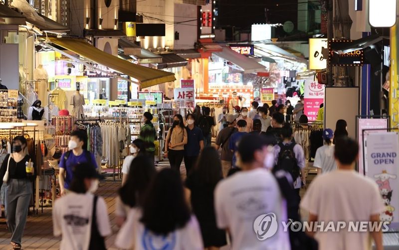 홍대 거리서 20대 외국인男 숨진 채 발견…경찰 “부검 의뢰”