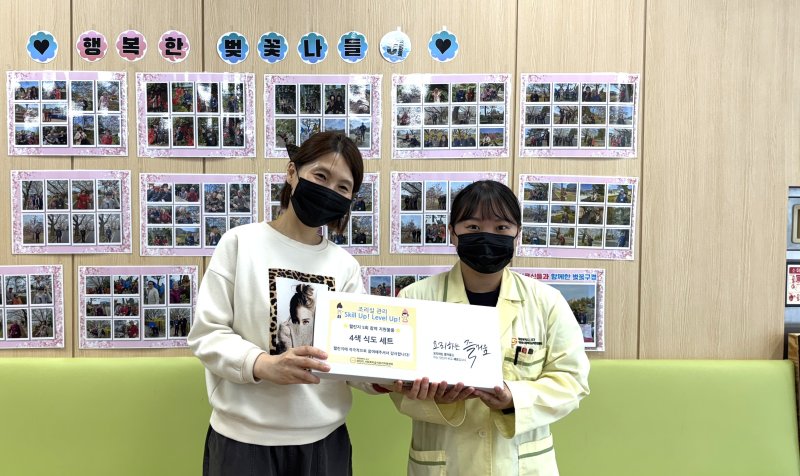 배재대가 수탁 운영 중인 대전서구어린이·사회복지급식관리지원센터가 대전 서구 관내 사회복지급식소 10개소를 대상으로 ‘조리실 관리 Skill up! Level up! 챌린지’를 실시했다. 사진은 예스케어 둔산 주간보호센터 챌린지 모습. (배재대 제공.재판매 및 DB금지)/뉴스1
