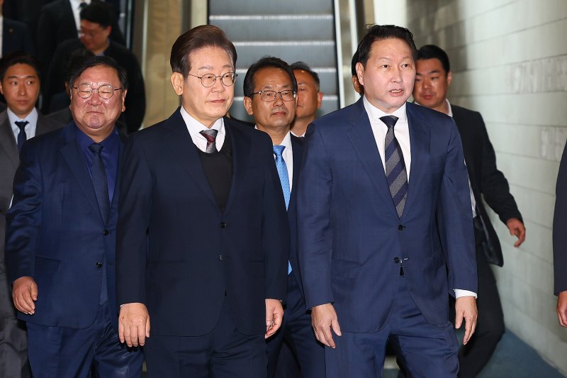 이재명 더불어민주당 대통령 후보가 8일 오전 서울 중구 대한상공회의소에서 열린 대선후보 초청 경제5단체장 간담회에 참석하고 있다. 오른쪽은 최태원 대한상의 회장. 2025.5.8/뉴스1 ⓒ News1 국회사진취재단