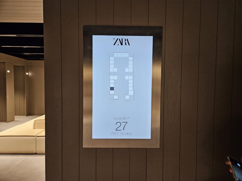 자라 명동 눈스퀘어 플래그십 스토어. 피팅룸 외부에서 빈방 여부를 확인할 수 있는 시스템.ⓒ 뉴스1/김진희 기자.