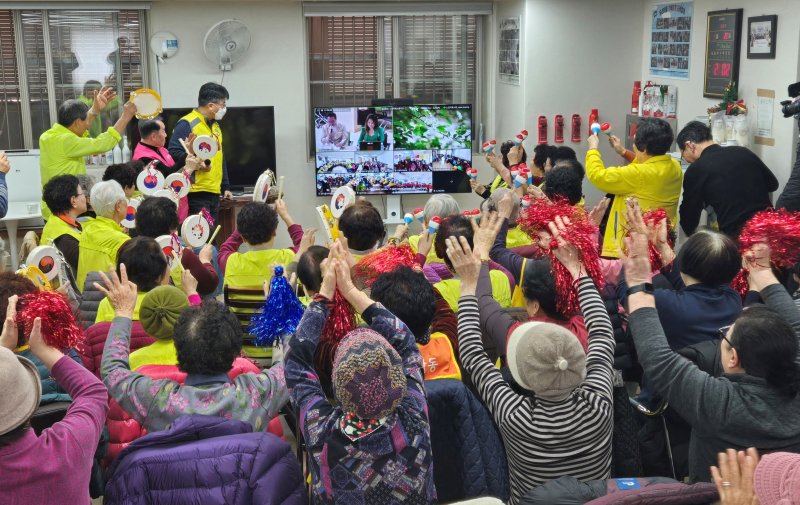 [광명=뉴시스]지난 1월 광명역세권휴먼시아1단지아파트 경로당 어르신들이 스마트 경로당 개소식 식전 행사로 열린 노래경연대회에 원격으로 참여하고 있다.(사진=광명시 제공)2025.03.09.photo@newsis.com