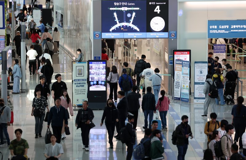 [인천공항=뉴시스] 이영환 기자 = 연휴를 앞둔 2일 오전 서울 인천국제공항 제1여객터미널에서 여행객들이 이동하고 있다. 2025.05.02. 20hwan@newsis.com