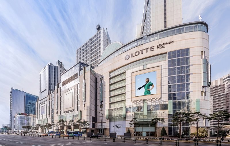 해외사업 날개단 롯데쇼핑, 1분기 영업이익 29% 늘었다(종합) (출처=연합뉴스)