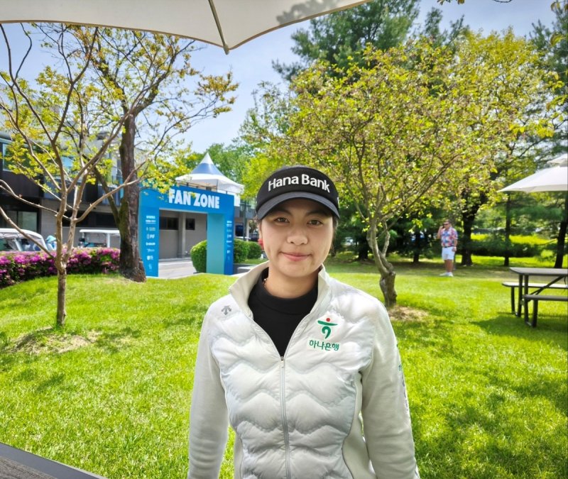 LET 대회장에서 포즈를 취한 지위아이 (출처=연합뉴스)